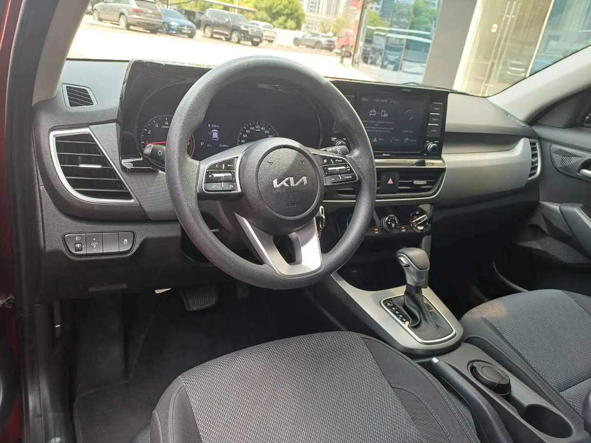 Car image 11