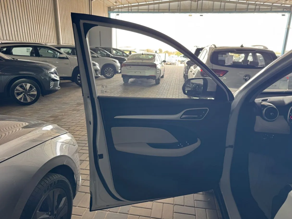 Car image 8