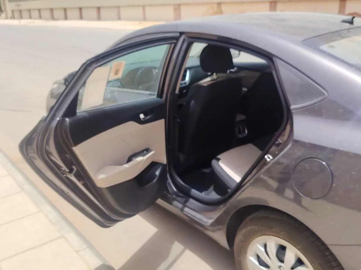 Car image 15