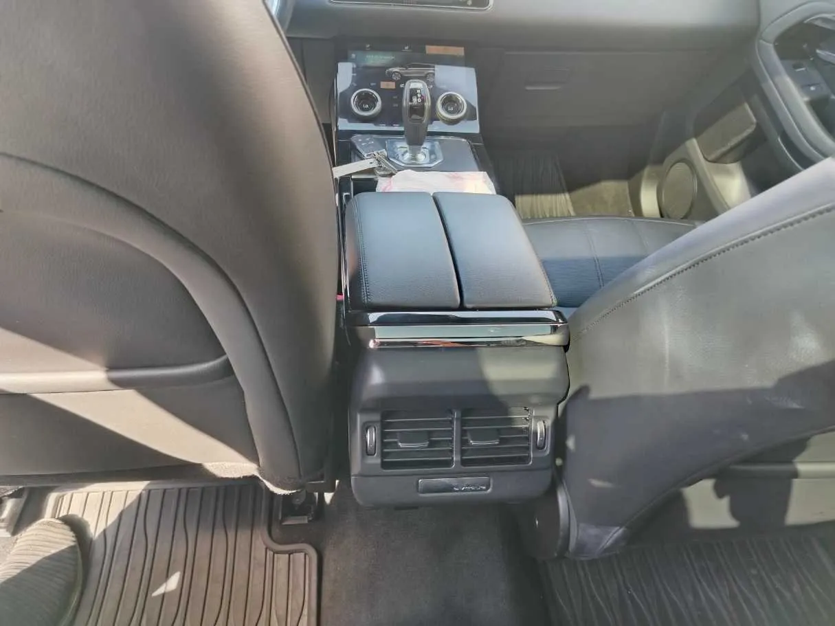 Car image 35