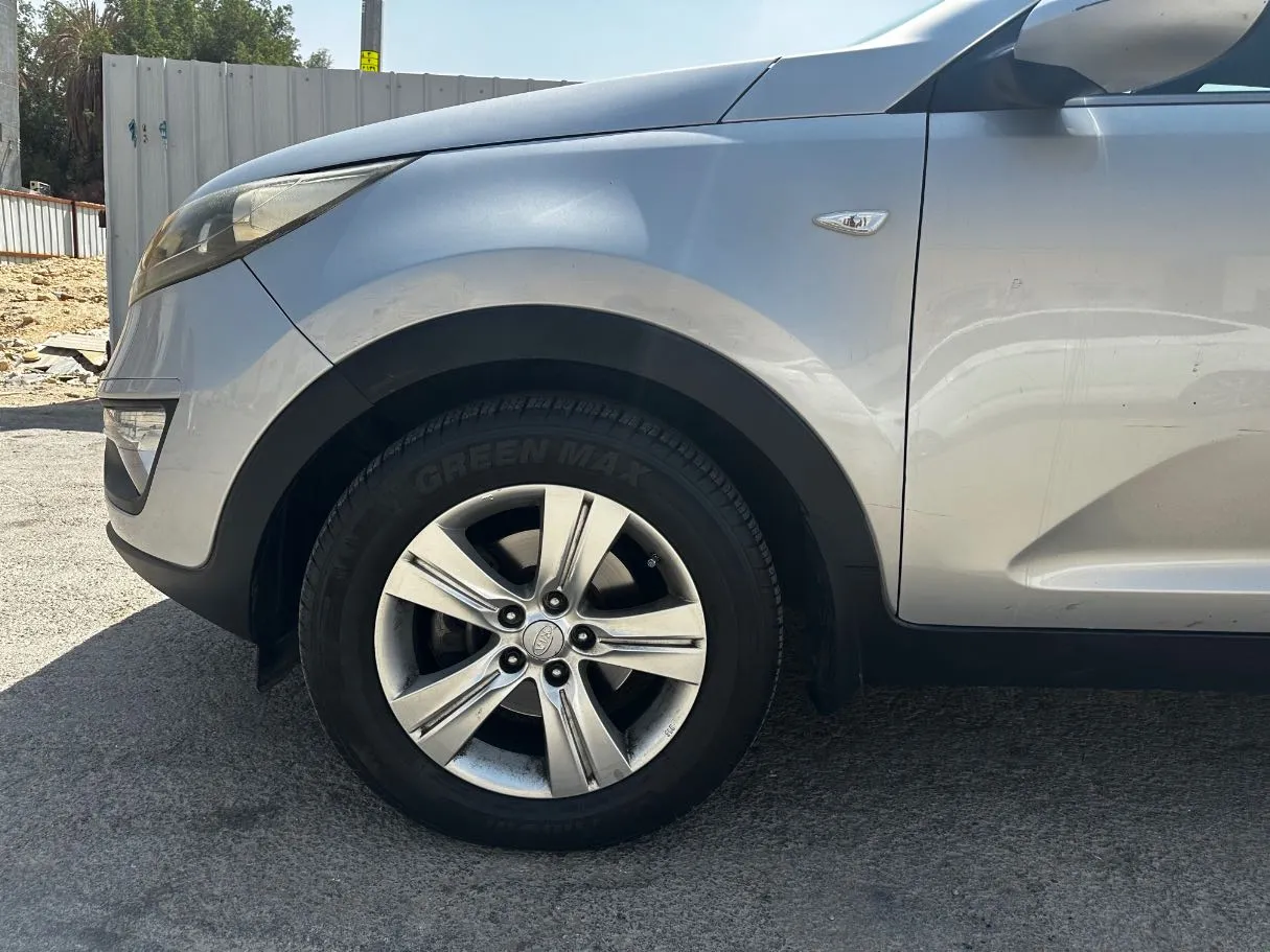 Car image 9