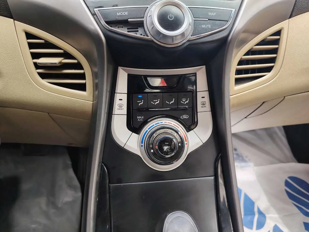 Car image 18