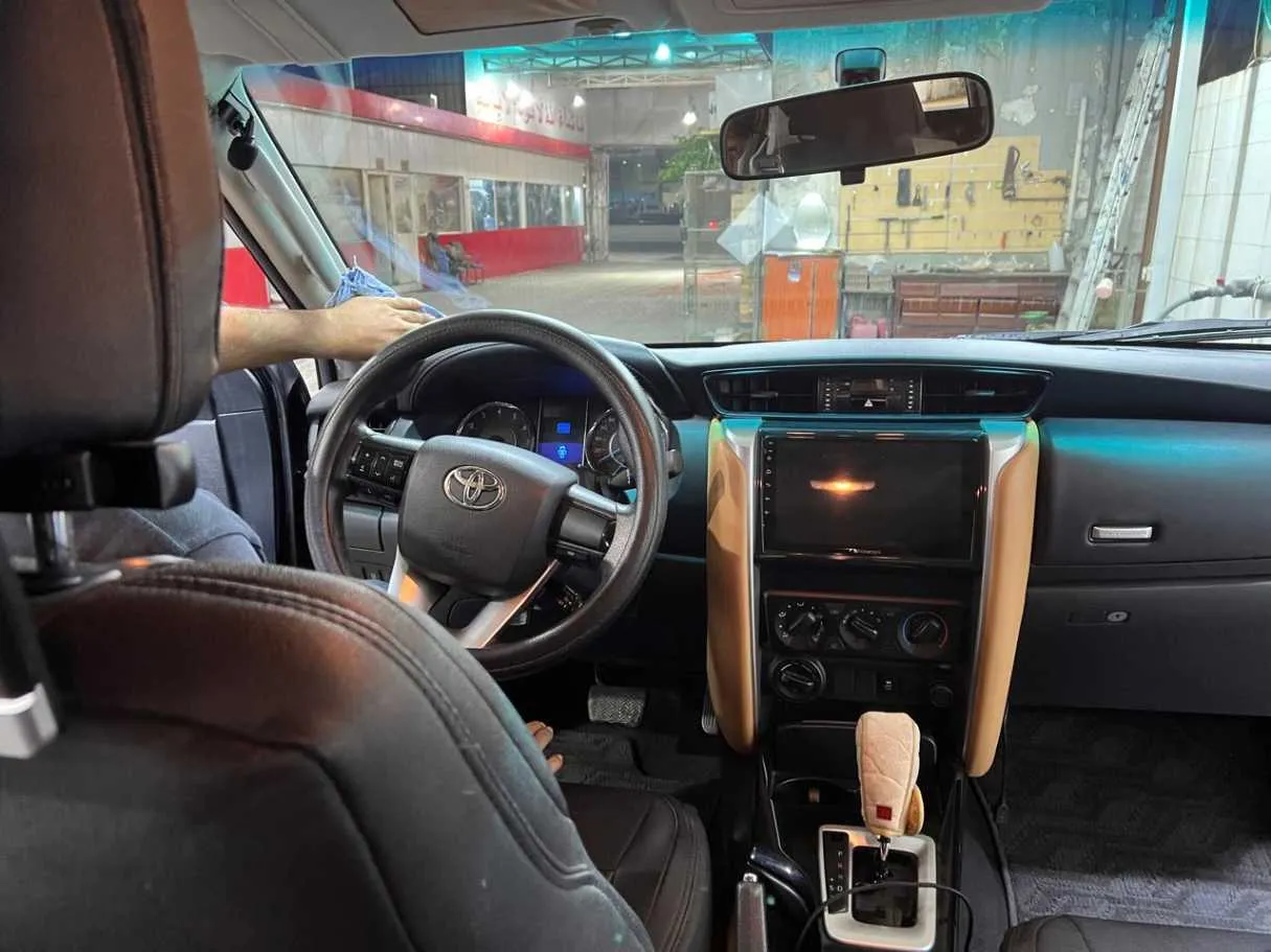 Car image 19