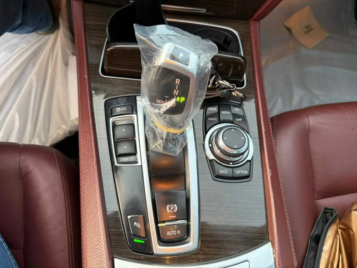 Car image 24