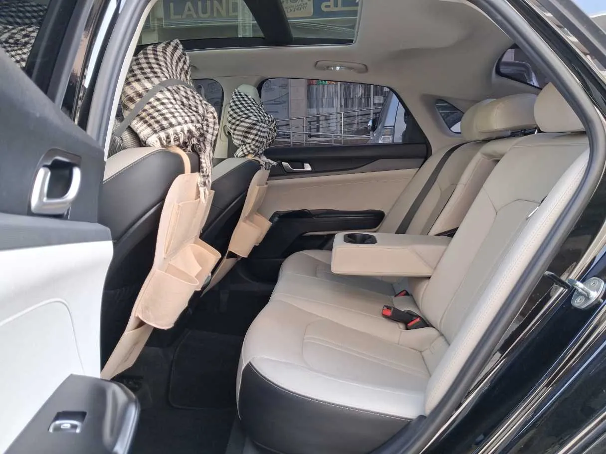Car image 13