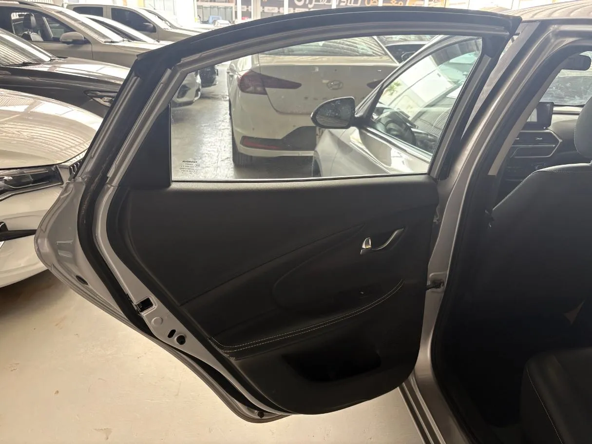 Car image 15