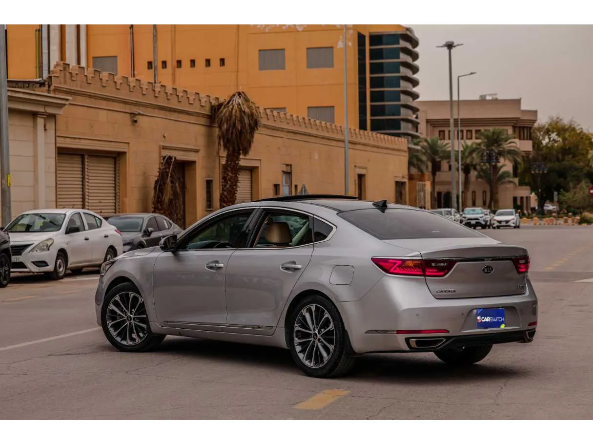 Car image 14