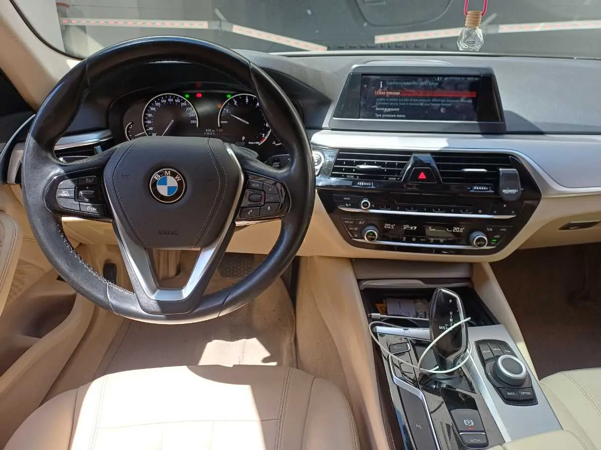 Car image 16