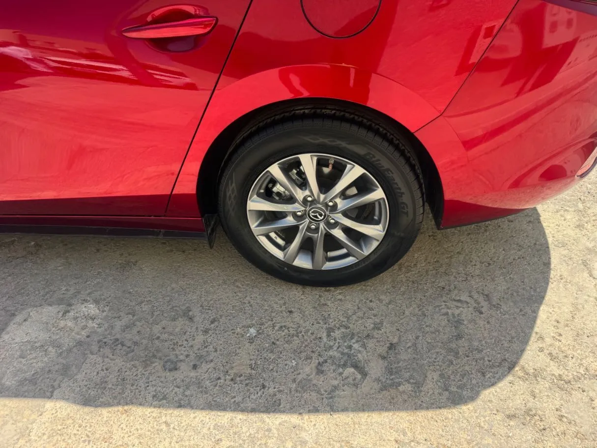 Car image 9