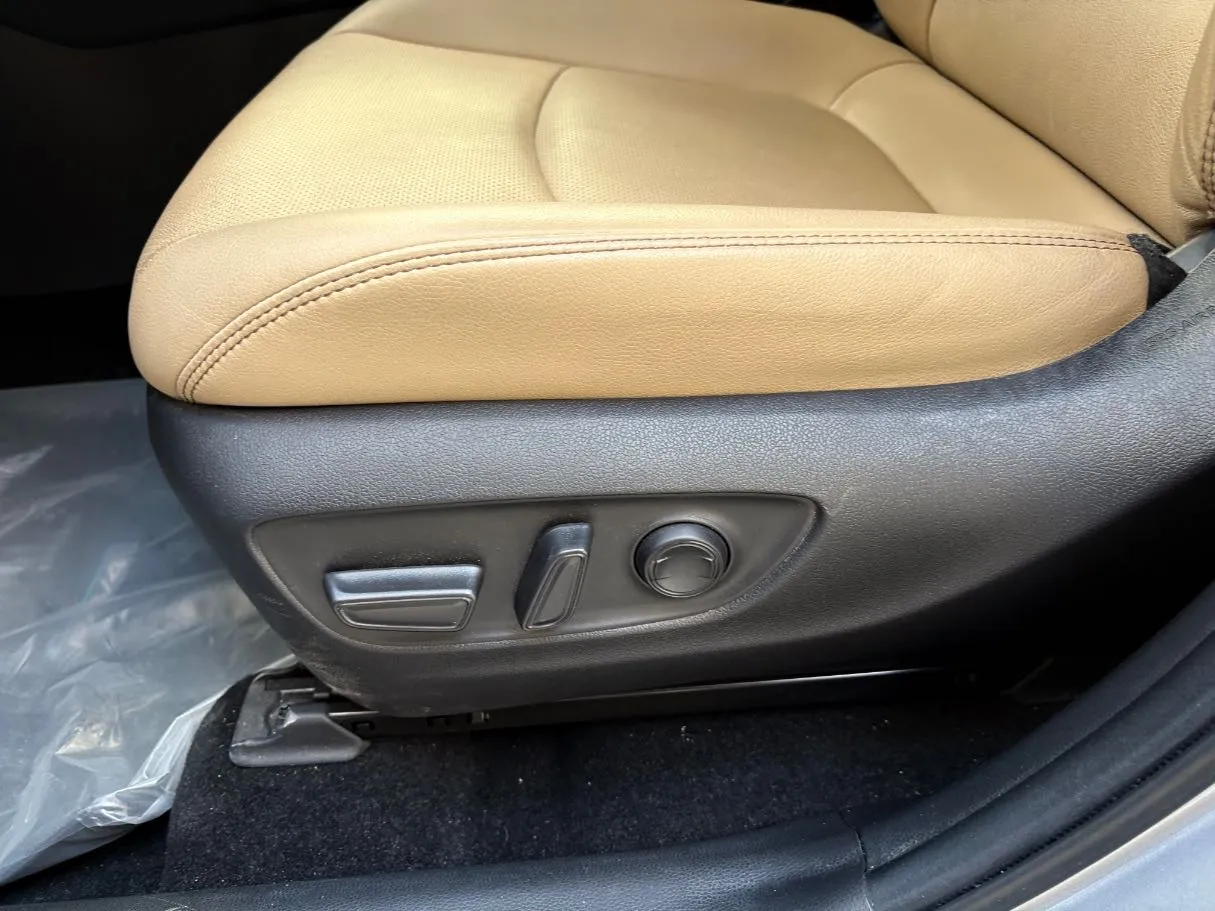 Car image 26