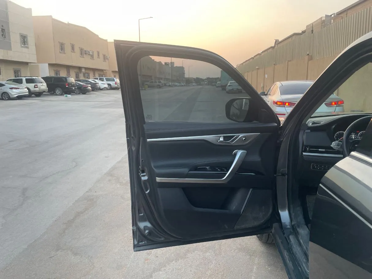 Car image 10