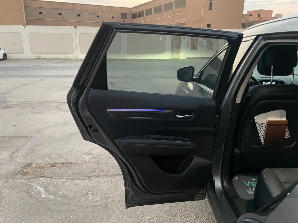 Car image 14