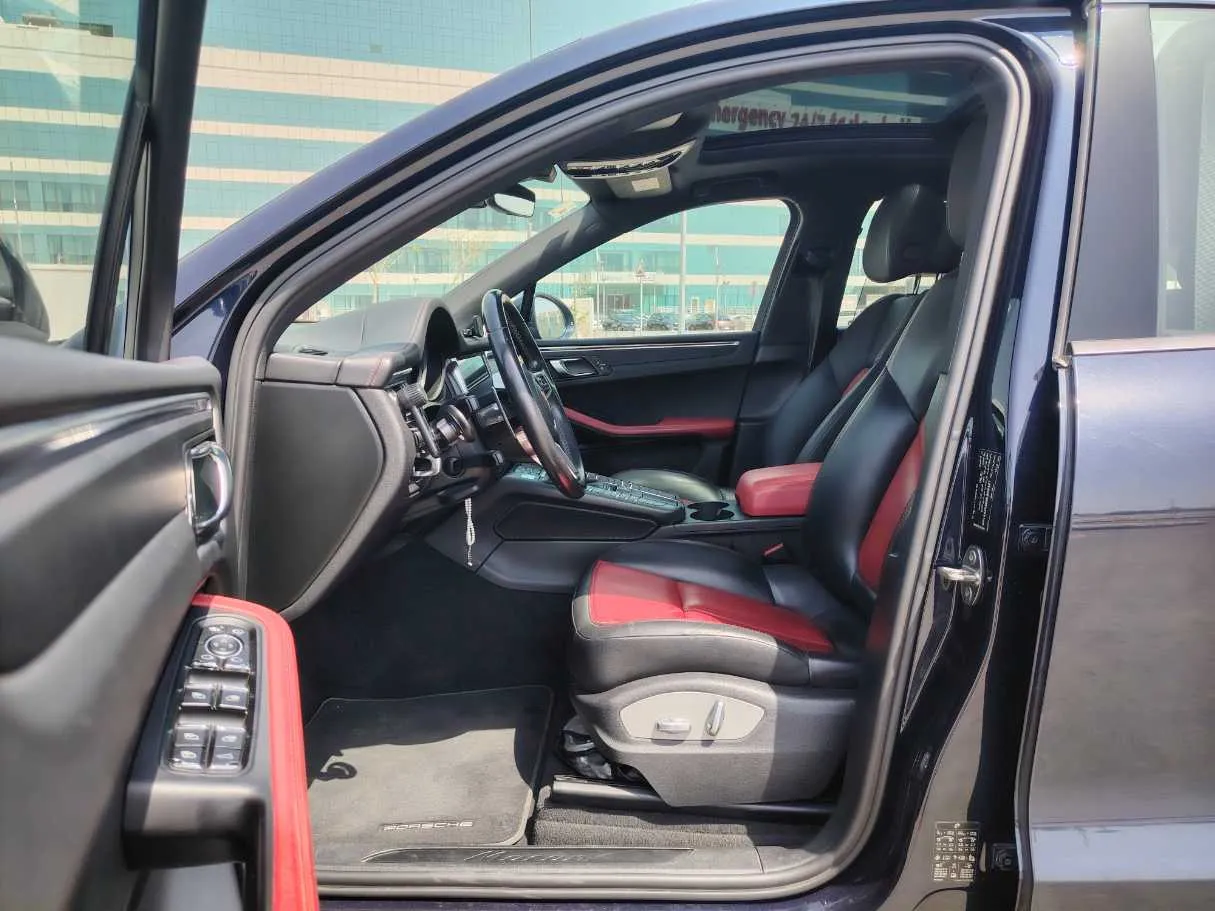 Car image 11