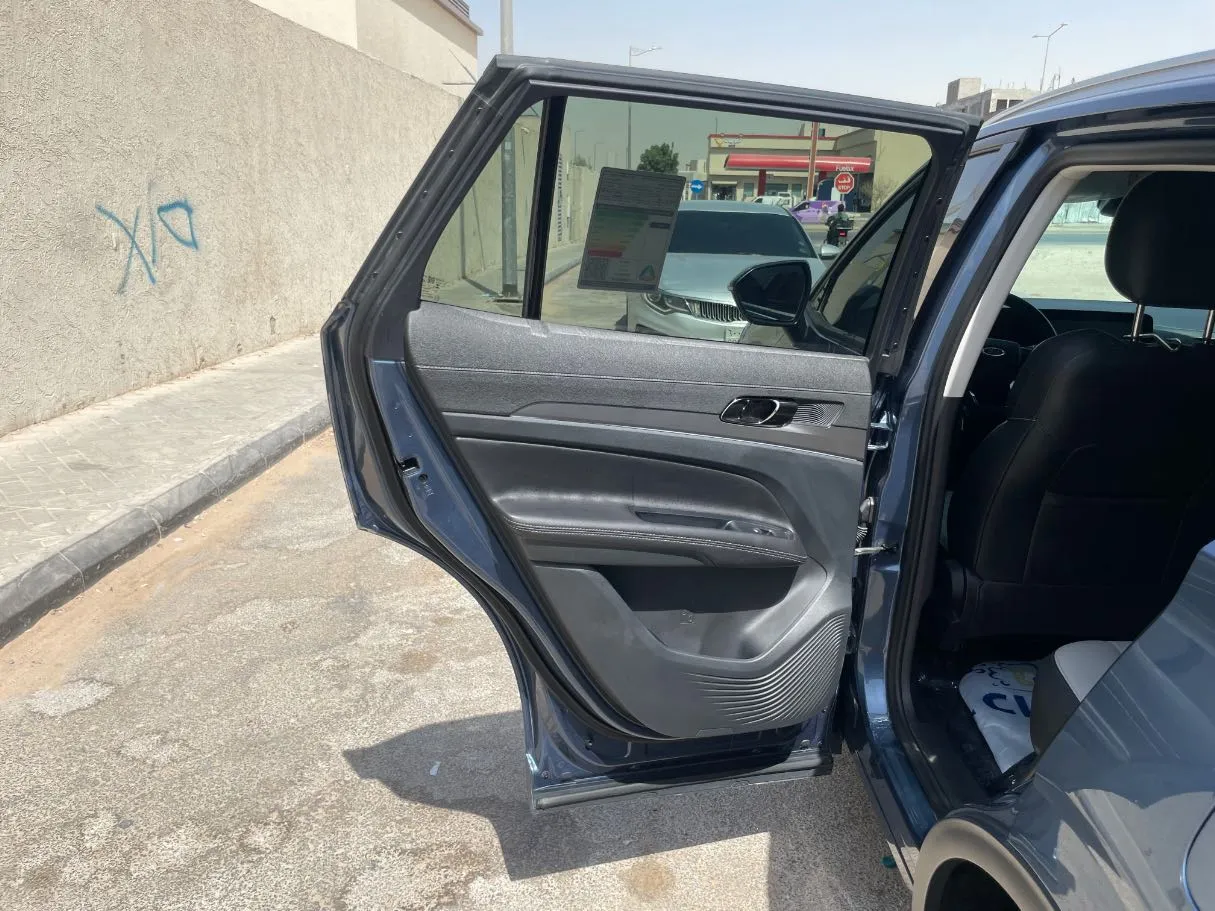 Car image 14