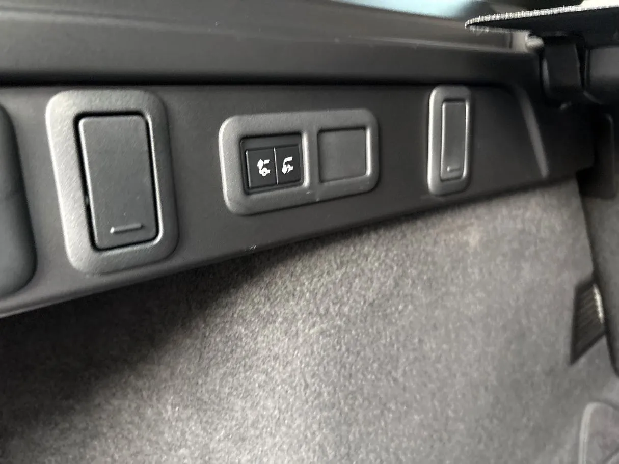 Car image 32