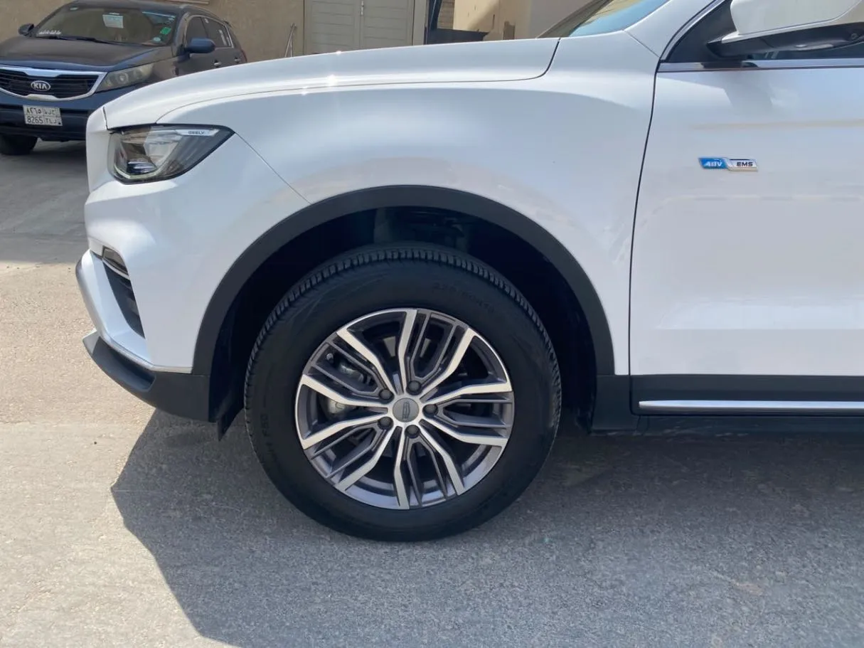 Car image 9