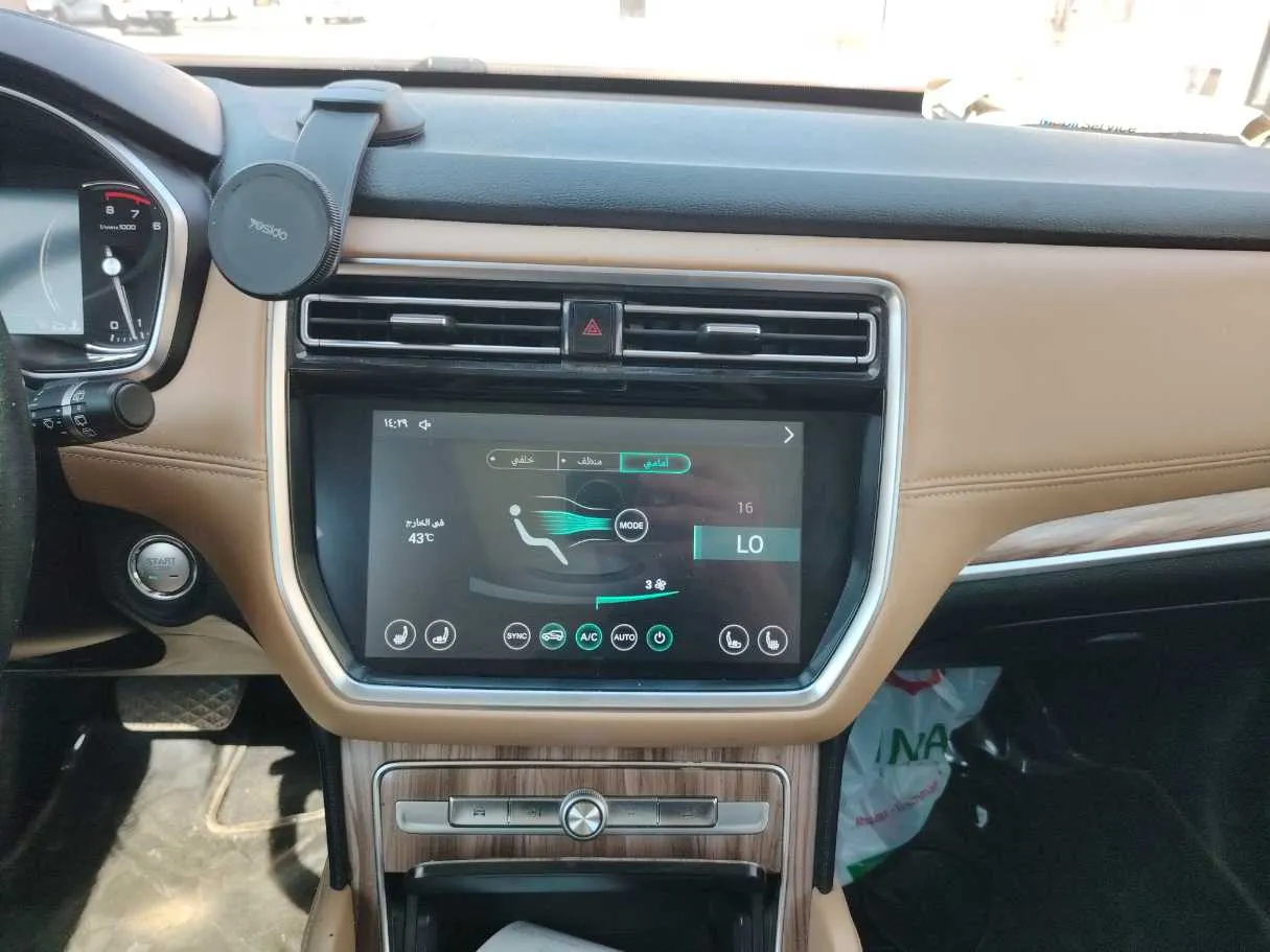 Car image 14
