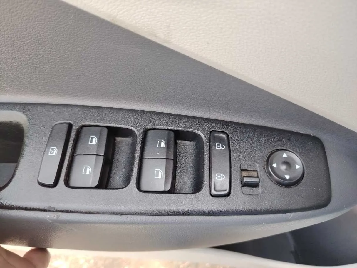 Car image 35