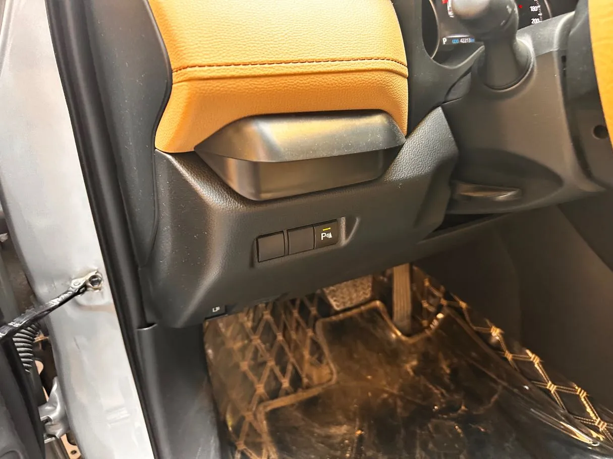 Car image 25