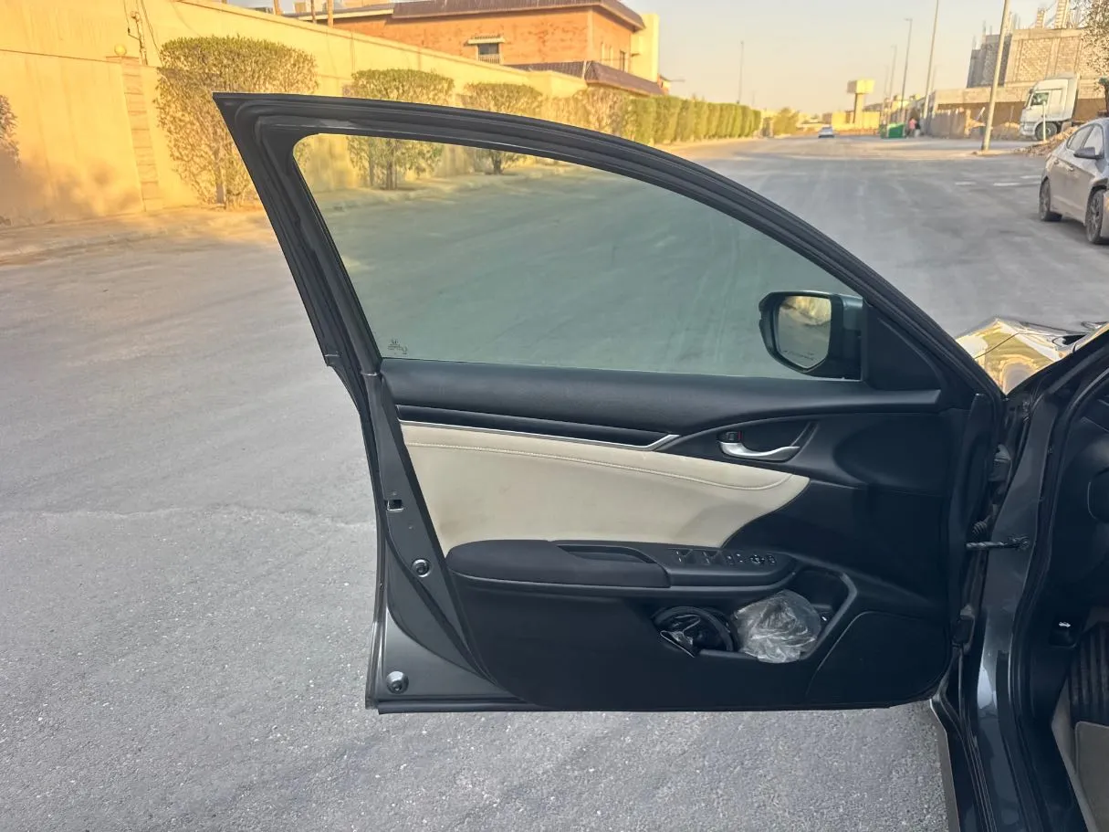 Car image 10