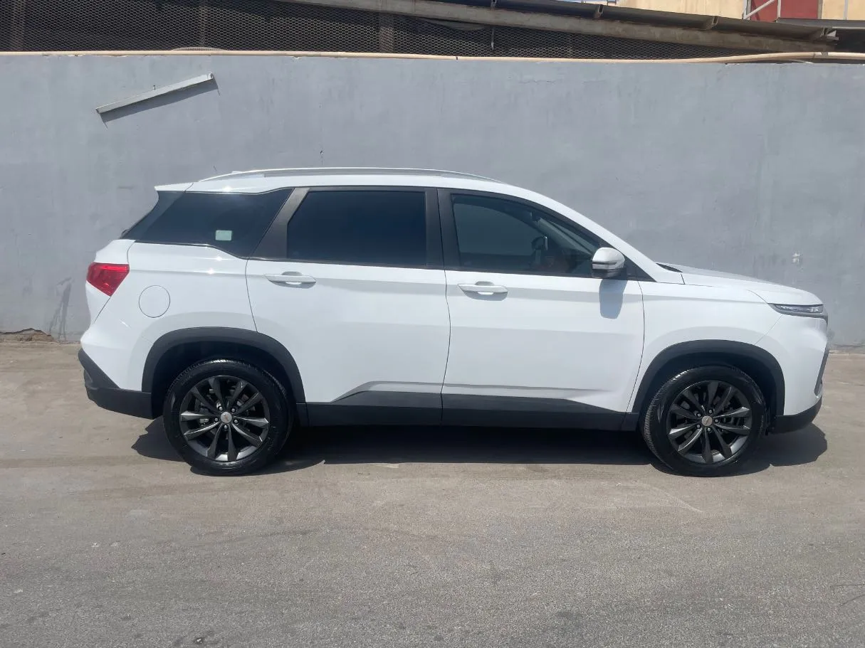 Car image 4