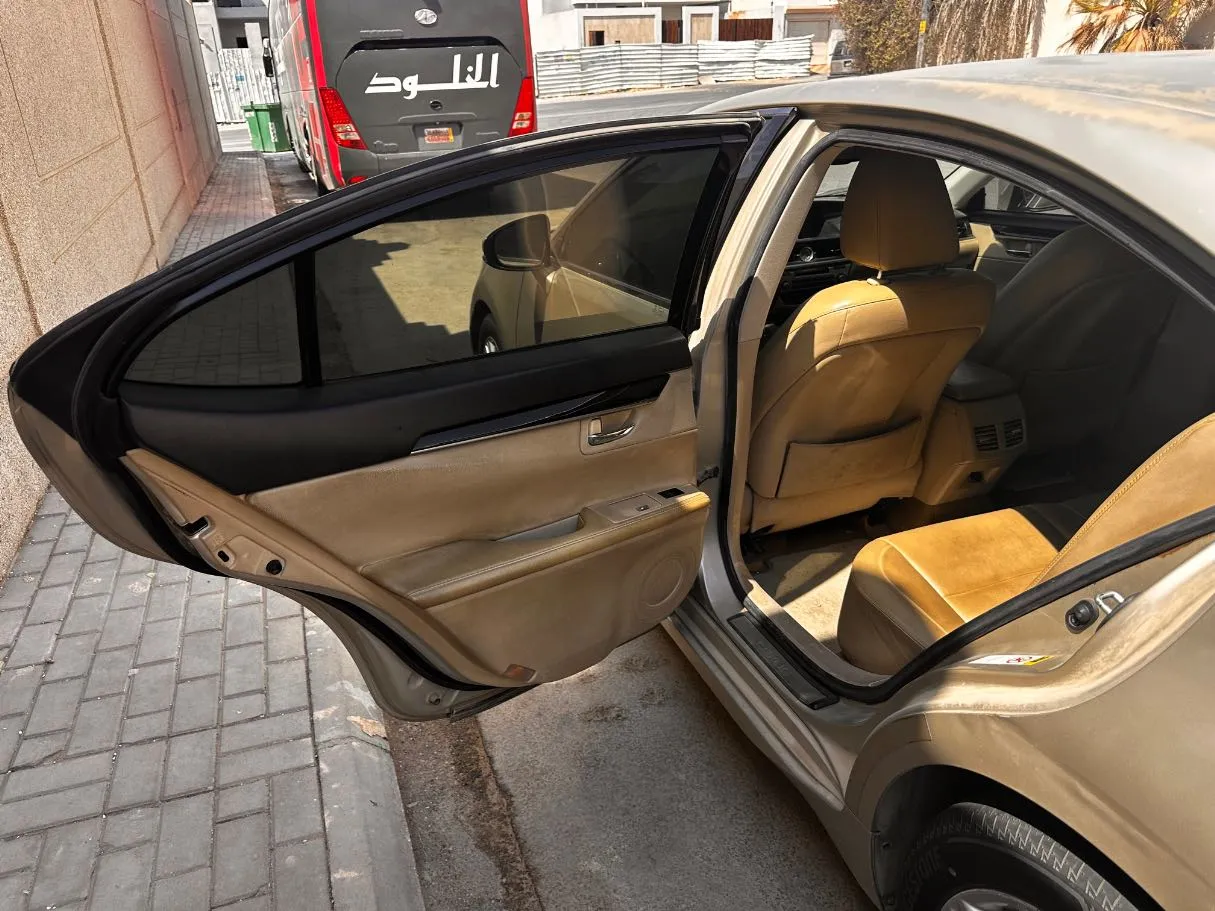 Car image 13