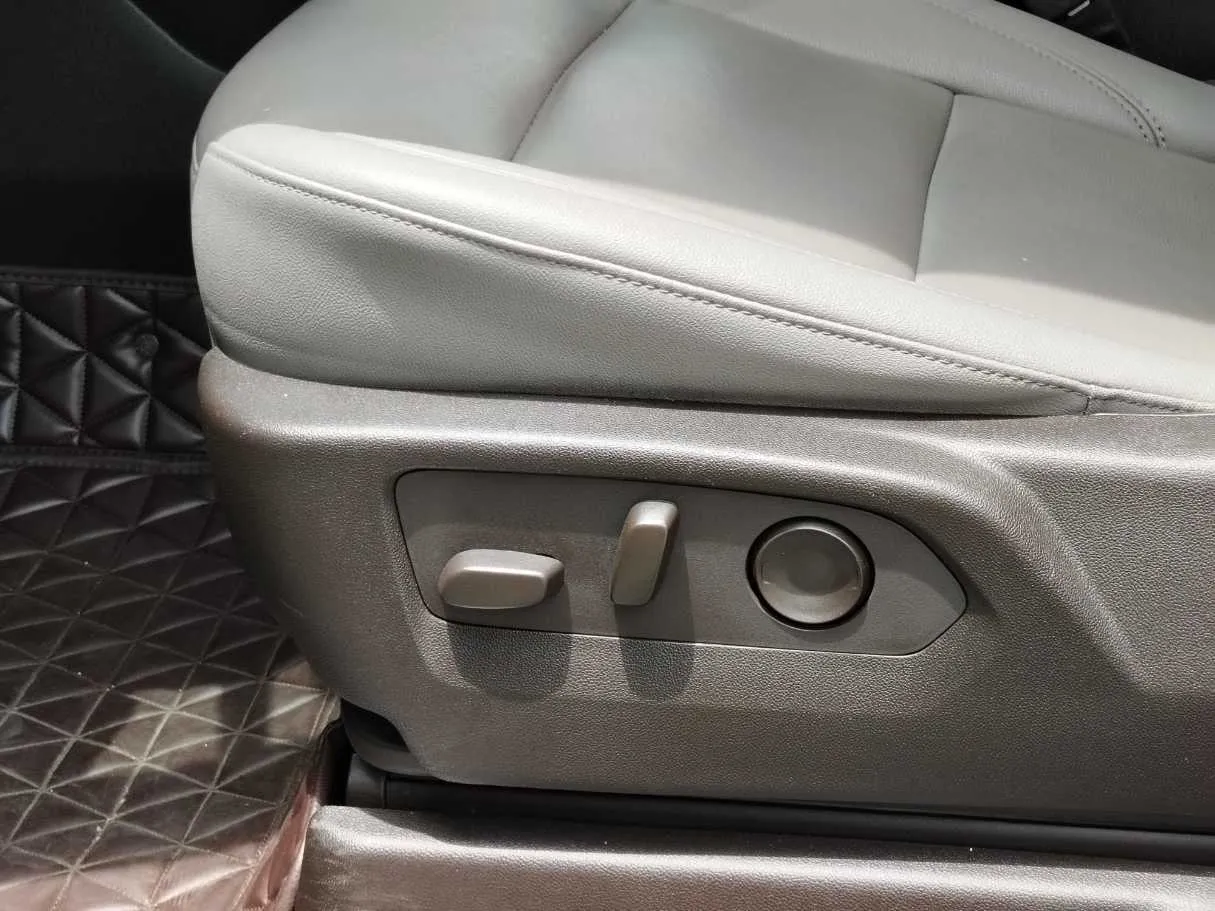 Car image 32