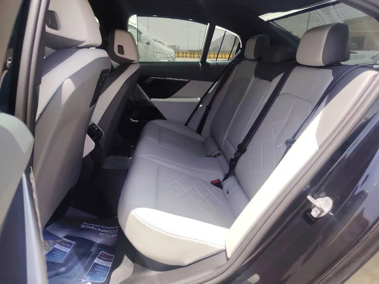 Car image 14