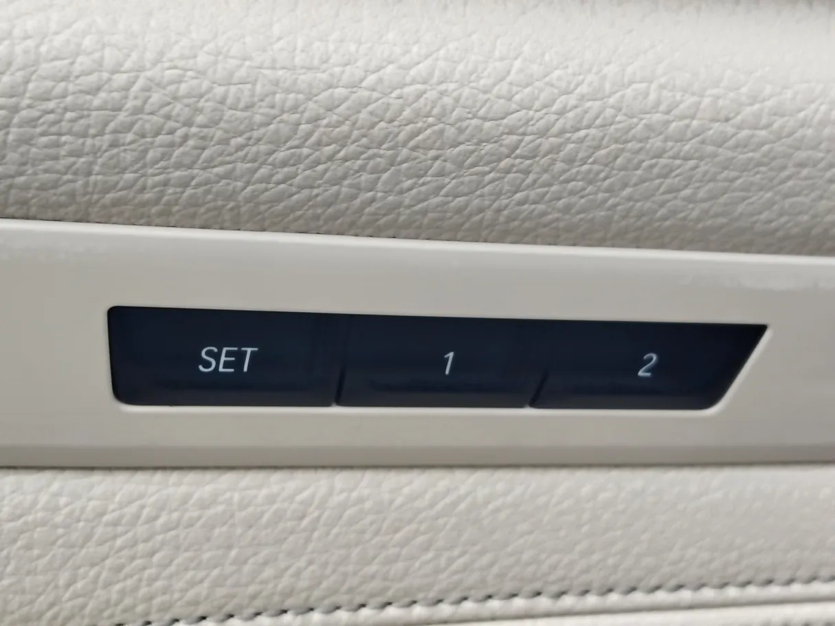 Car image 32