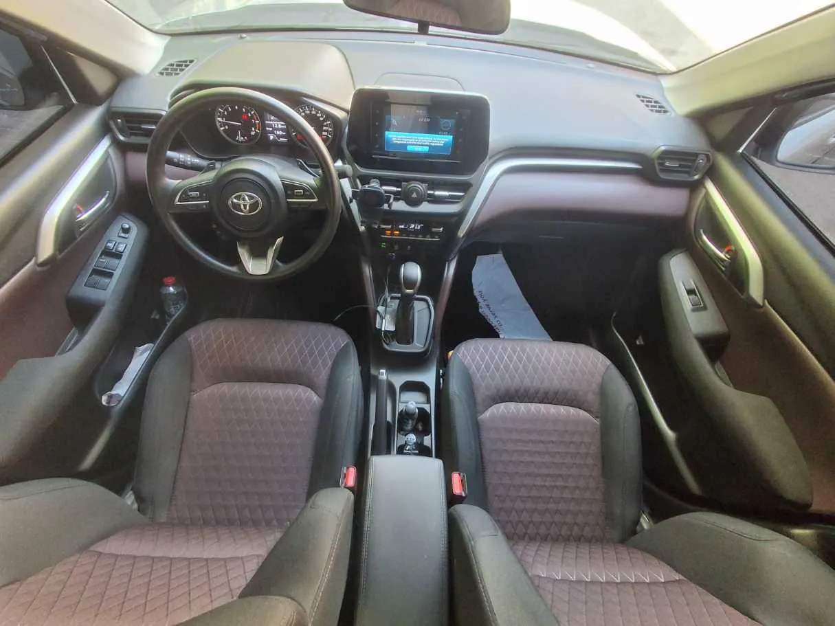 Car image 14