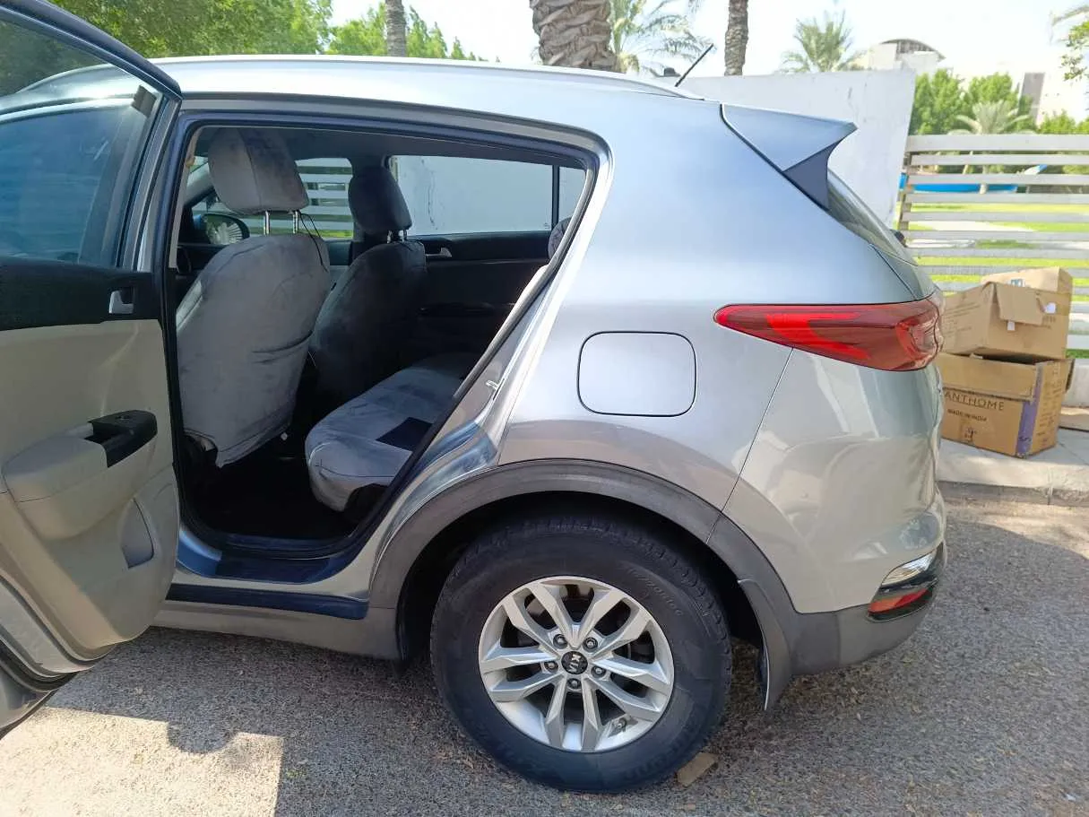 Car image 18