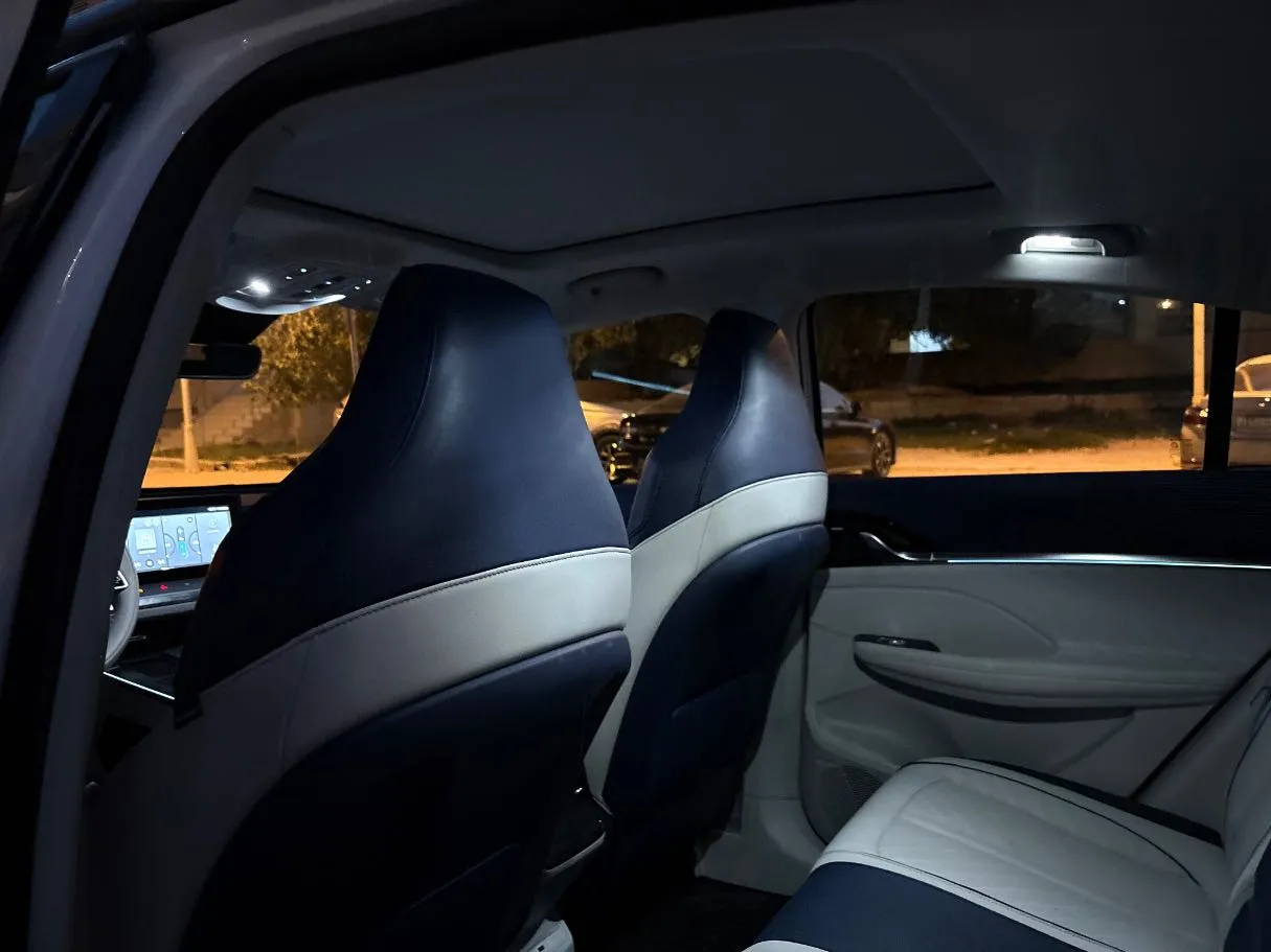 Car image 17