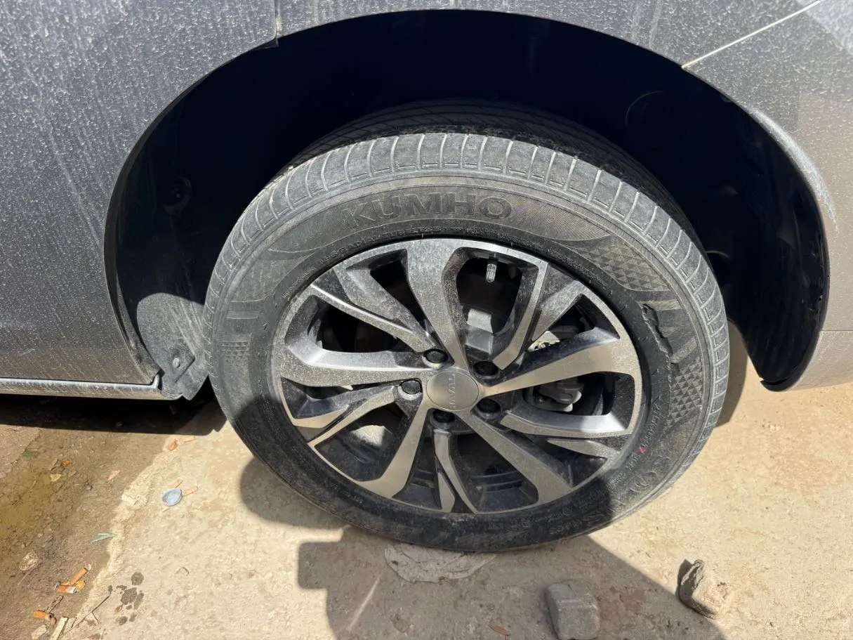 Car image 6