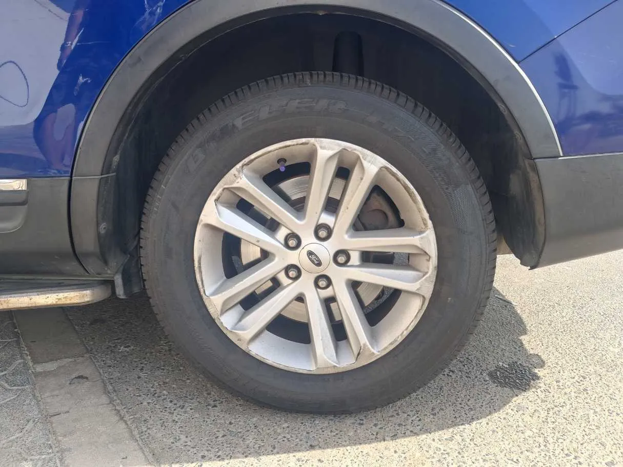 Car image 5