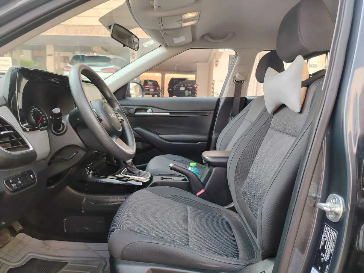 Car image 14