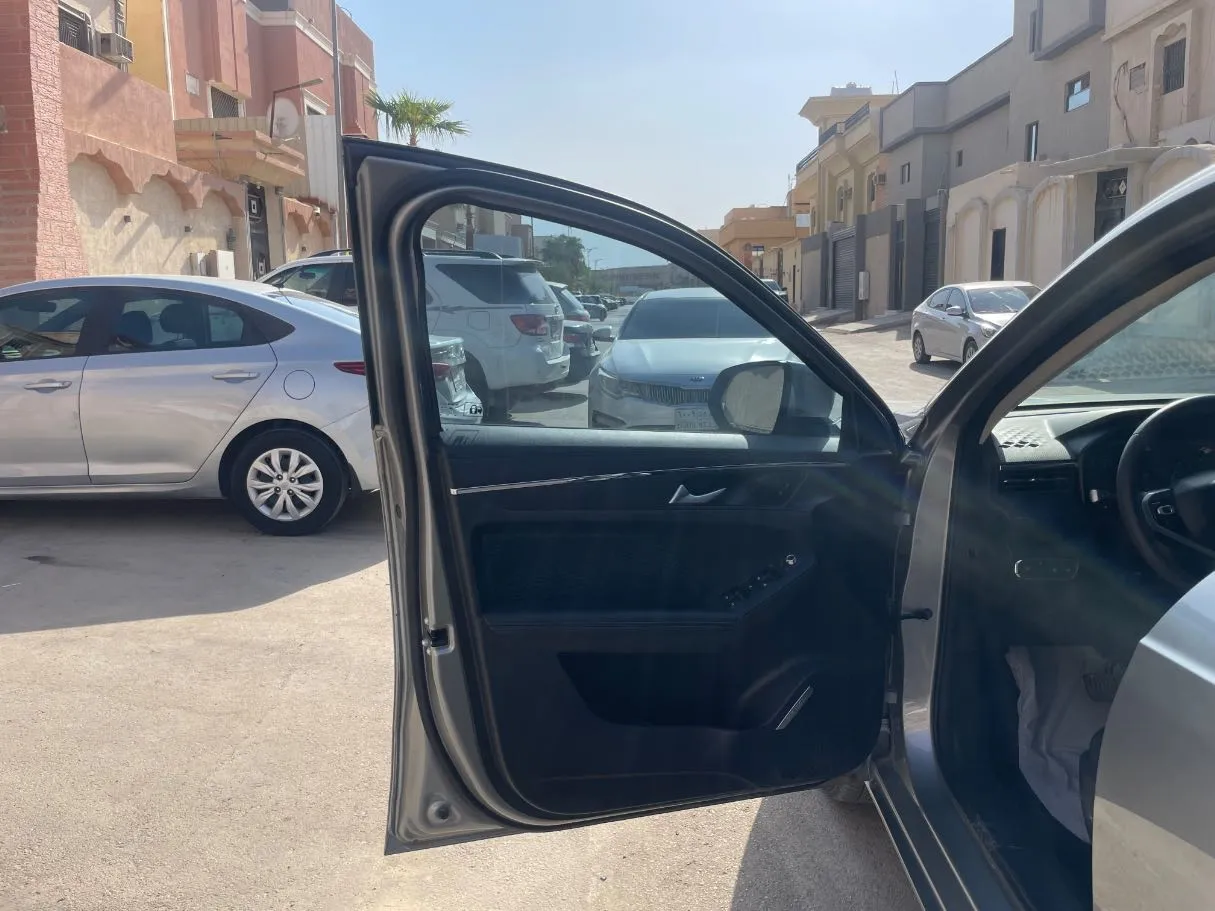 Car image 10