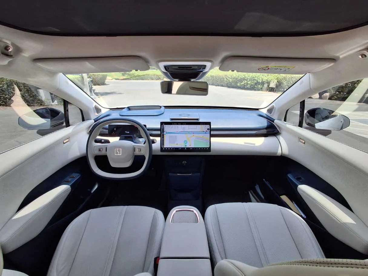 Car image 18