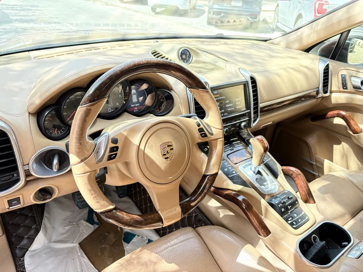 Car image 12