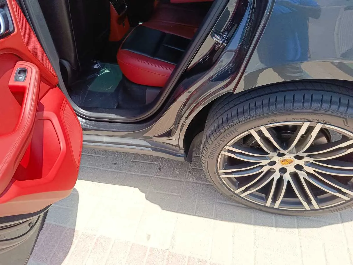 Car image 17