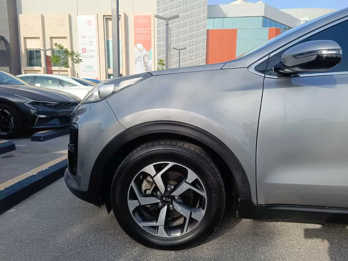 Car image 9