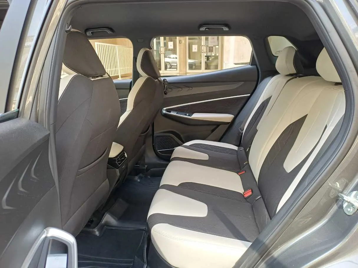 Car image 14