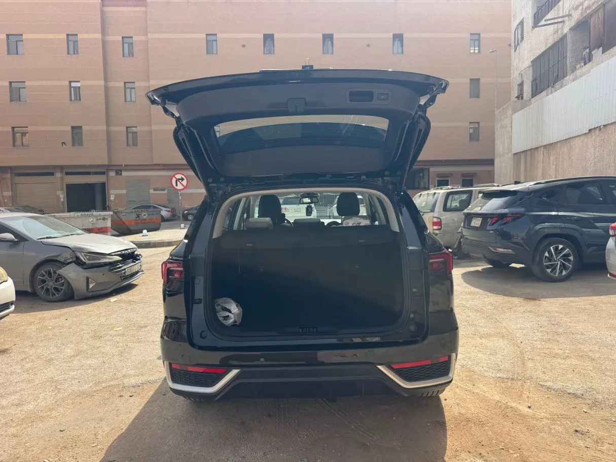 Car image 19