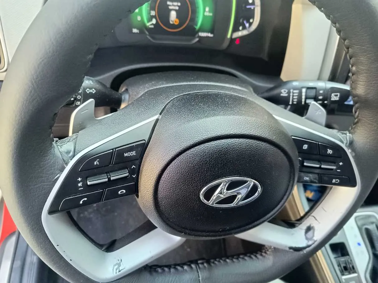 Car image 25