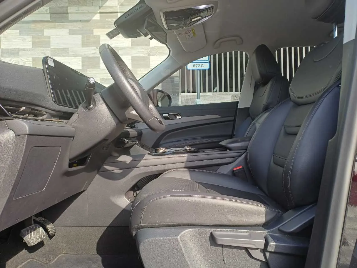 Car image 12