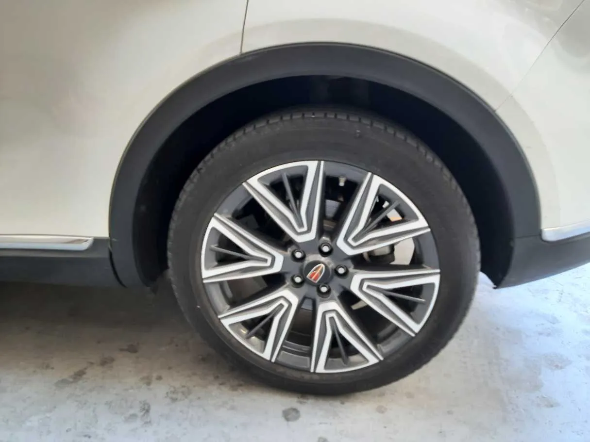 Car image 9