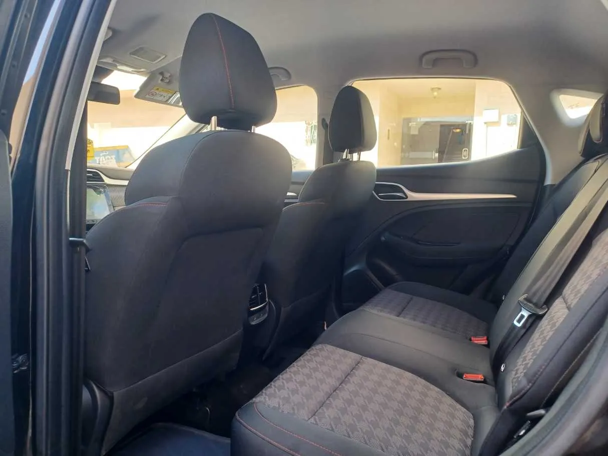 Car image 16