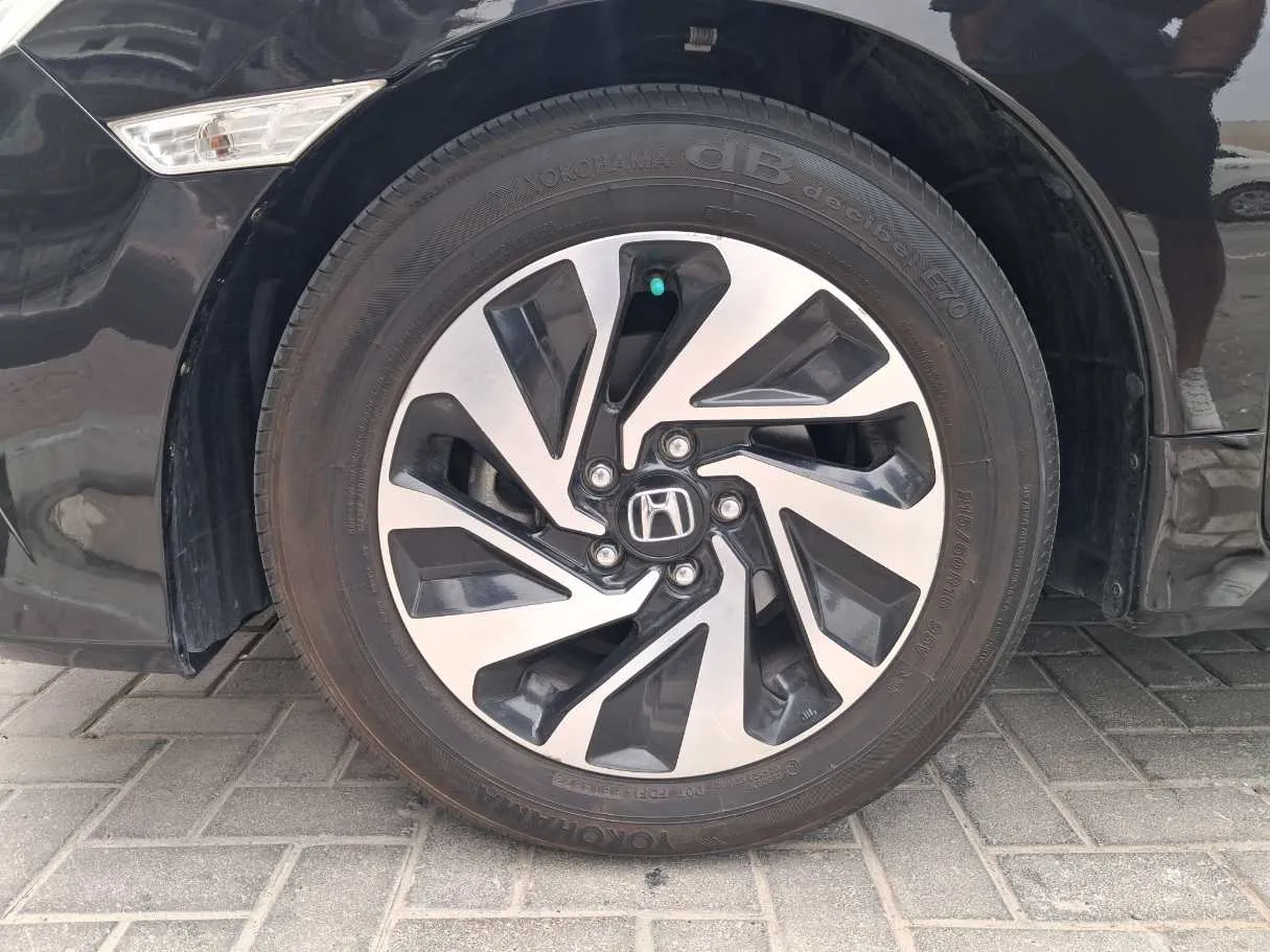 Car image 9
