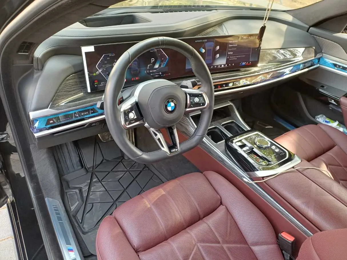 Car image 11