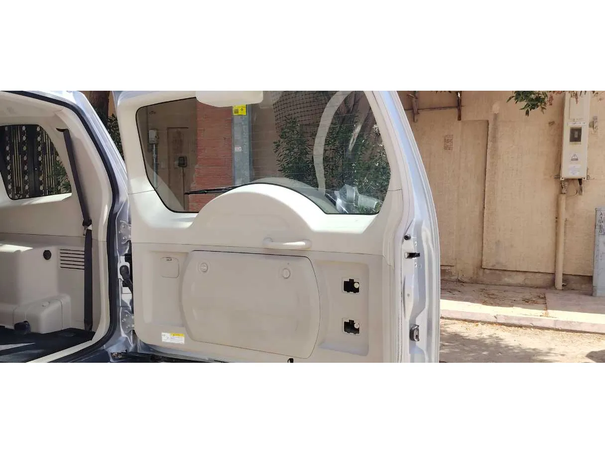 Car image 23