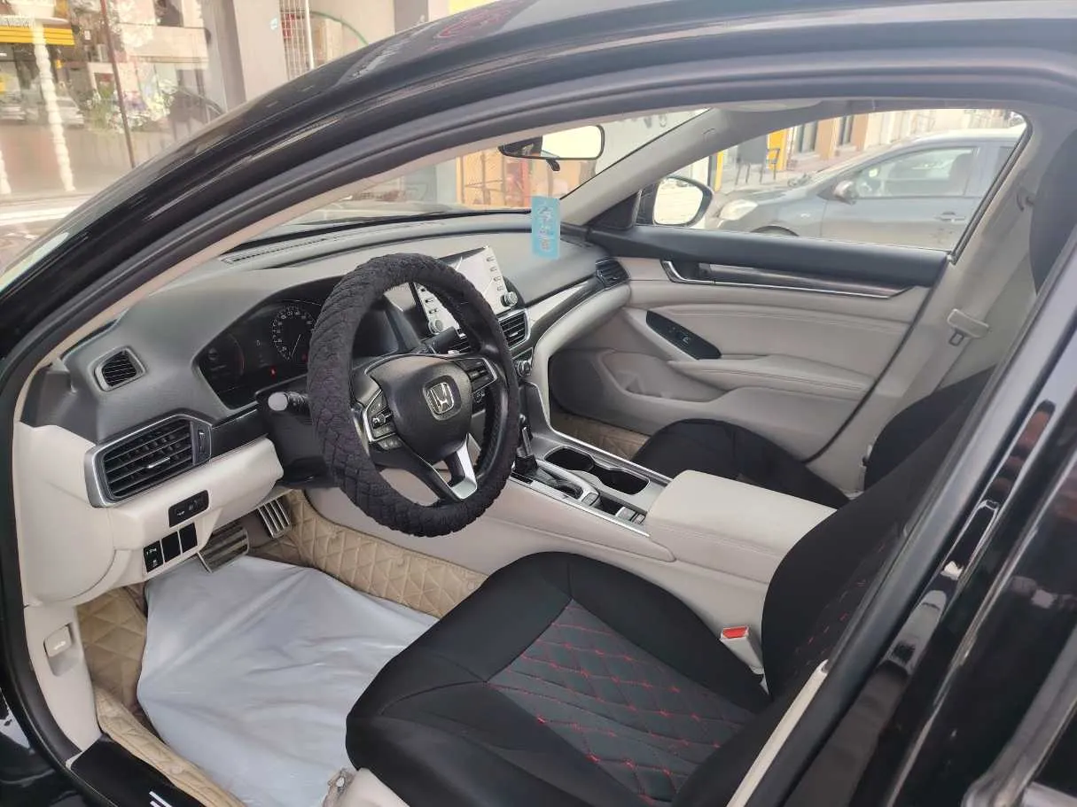 Car image 12